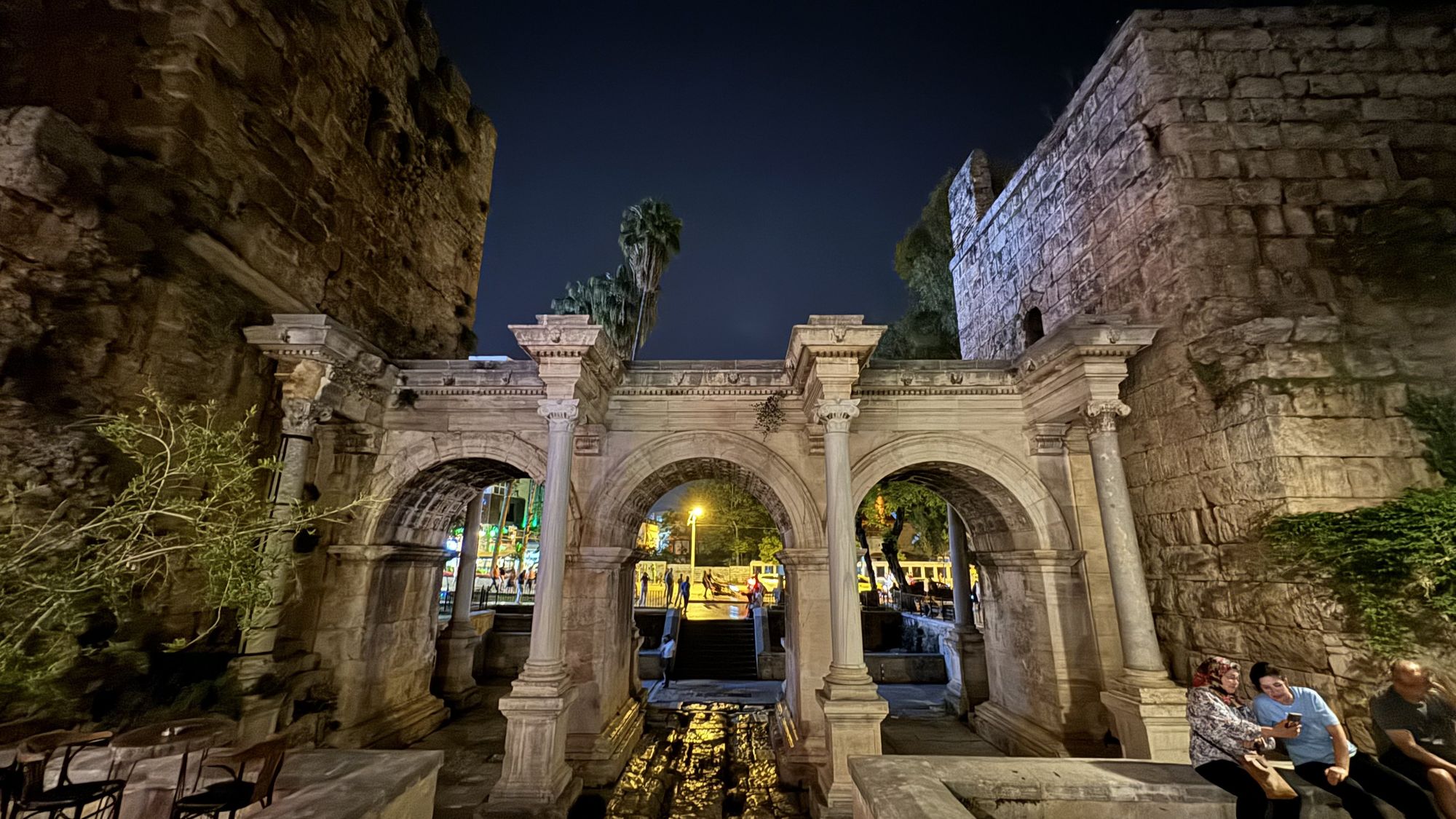 Hadrianstor in Antalya bei Nacht