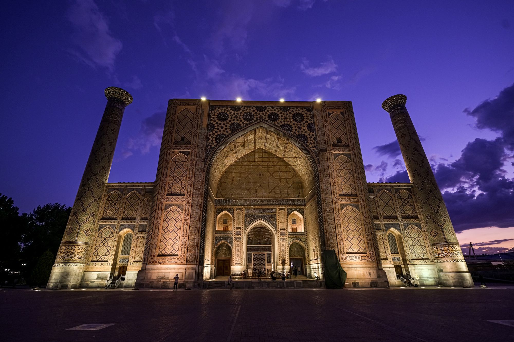 Registan-Platz in Samarkand bei Nacht