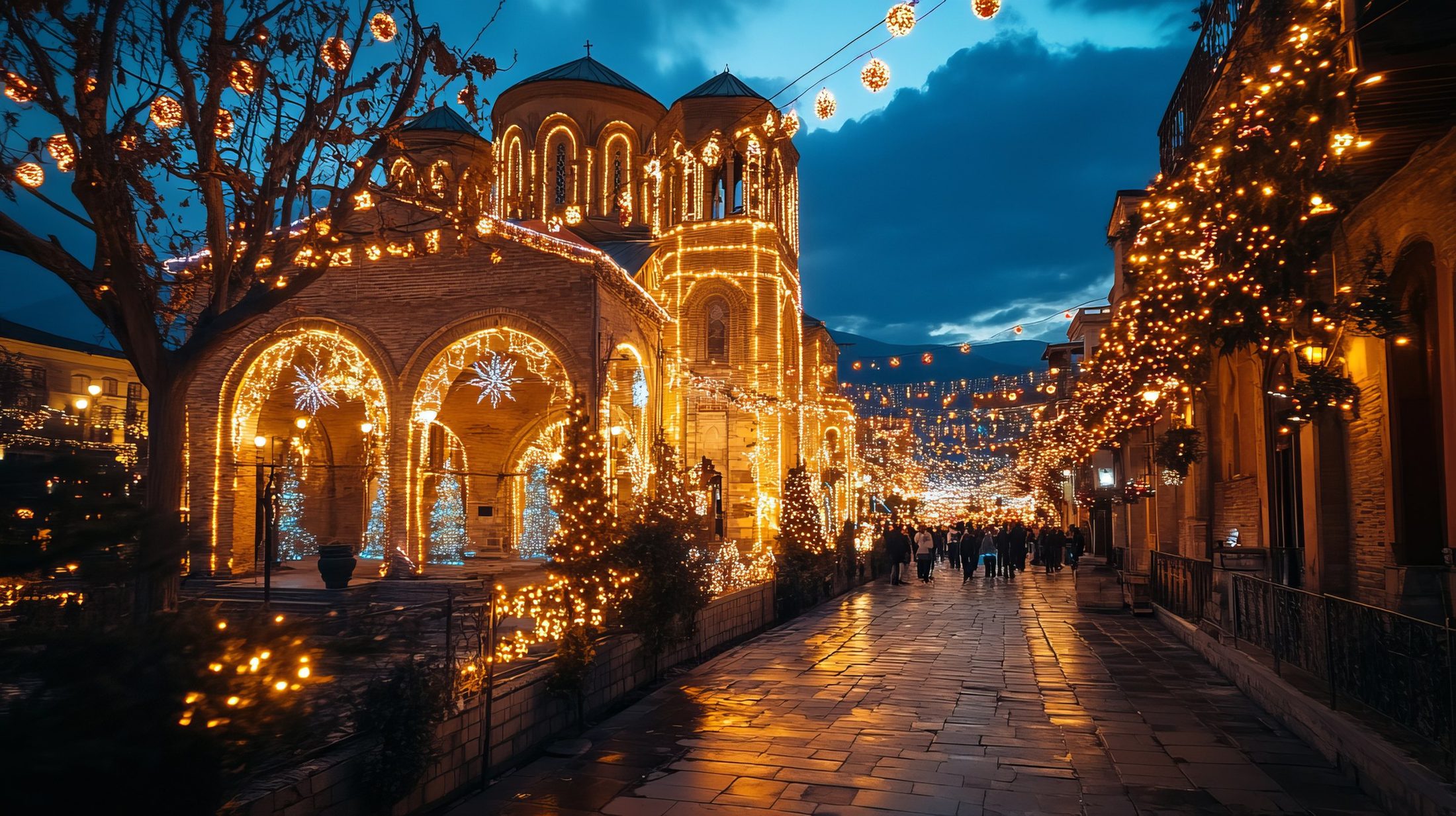 Weihnachtlich beleuchtete Altstadtgasse in Tiflis