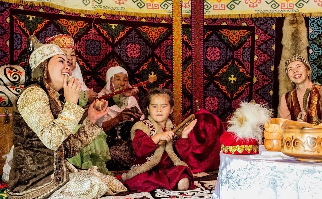 Frauen und Kinder im Dorf Hunny bei Almaty