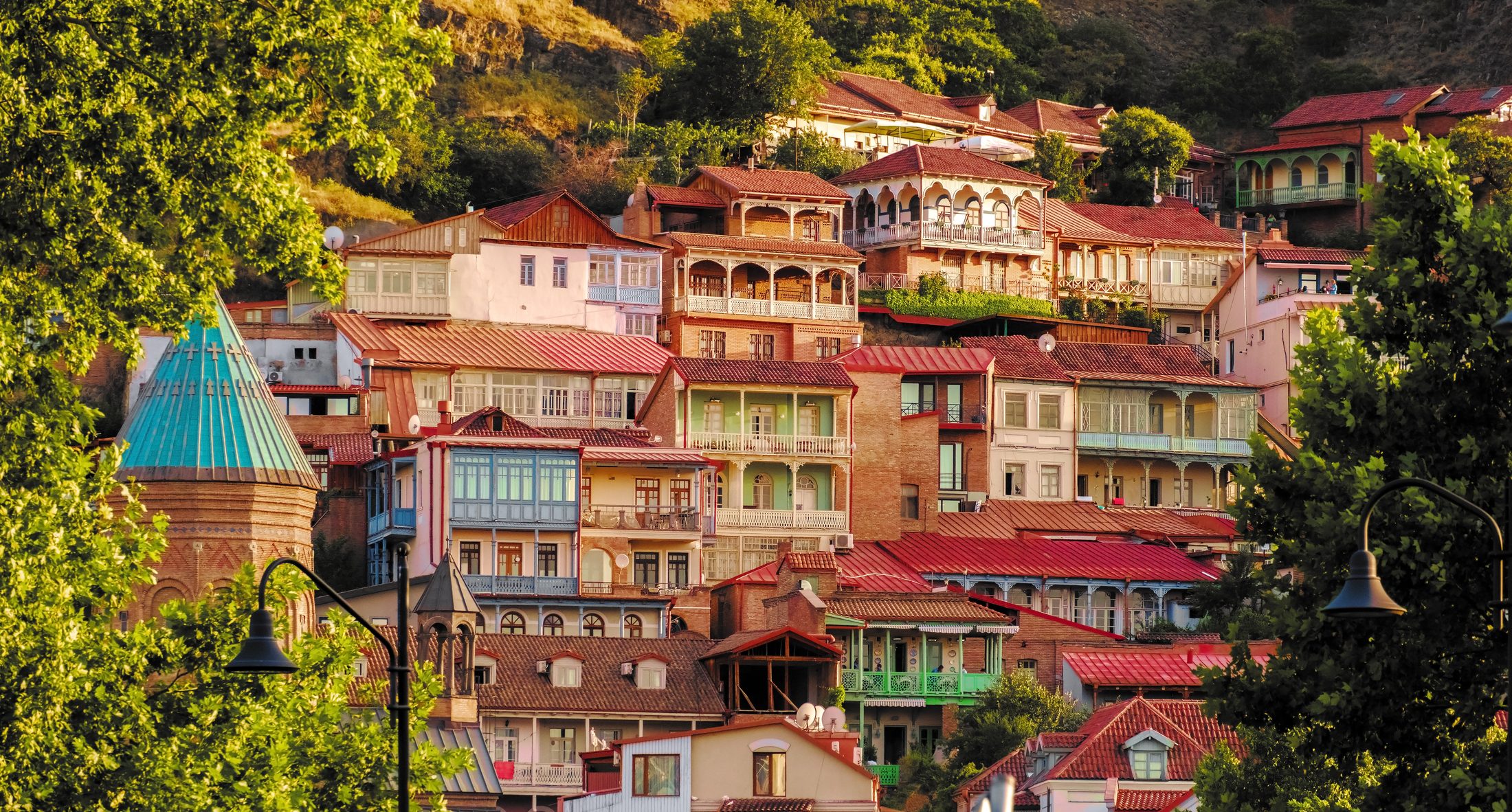 Tiflis mit bunten Holzbalkonen im Abendlicht