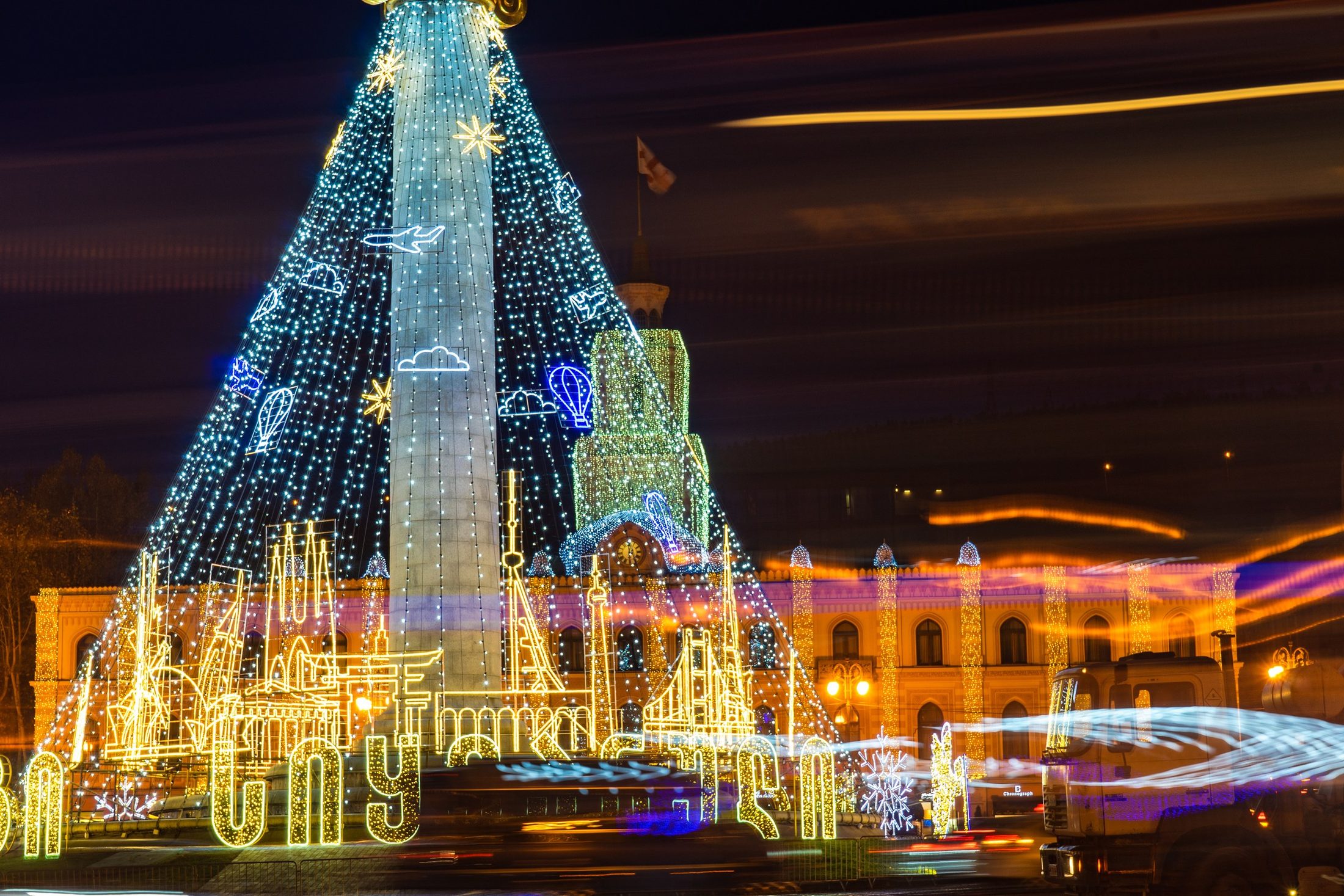 Festlich geschmückter Platz mit Weihnachtsbaum in Tiflis bei Nacht