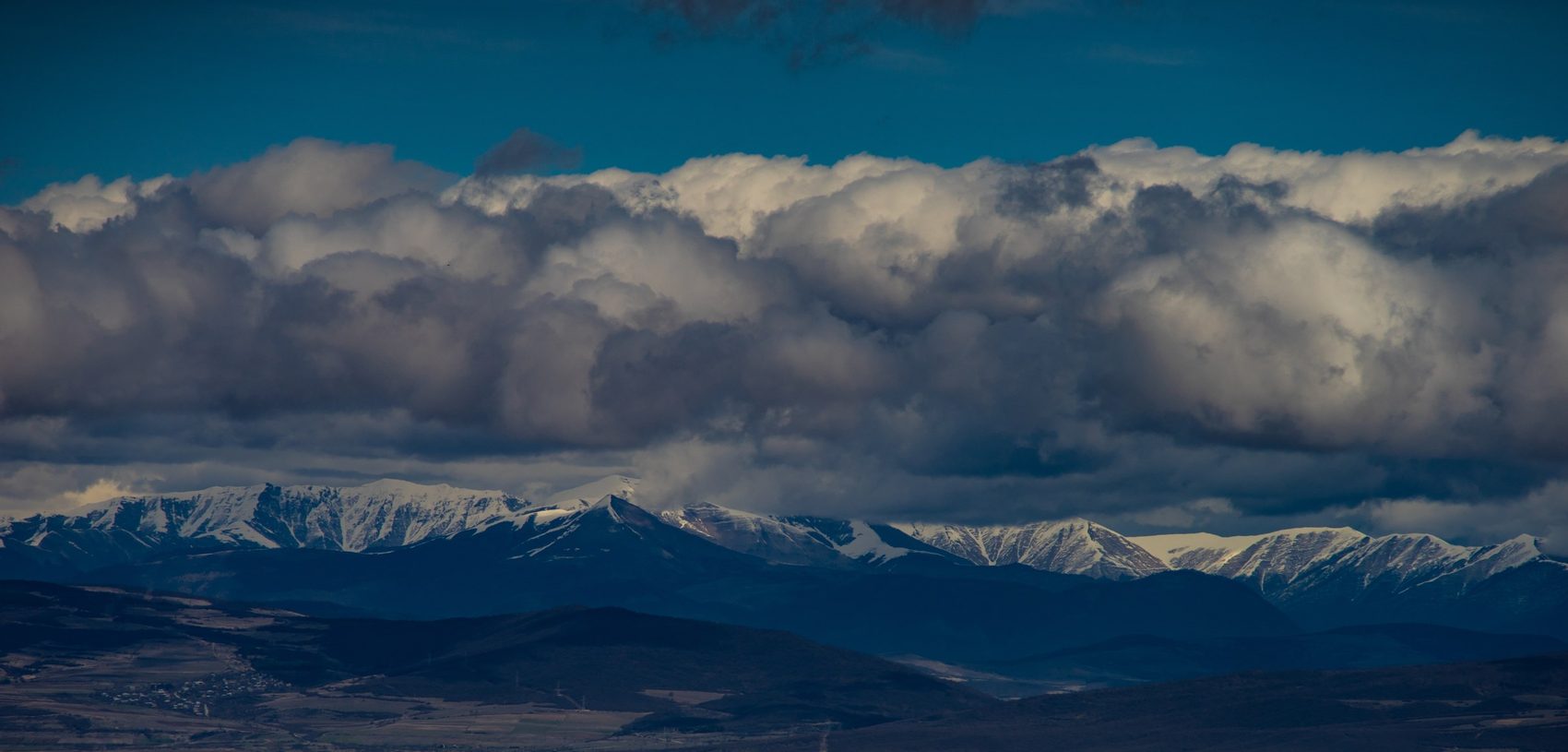 Wolkenverhangene, schneebedeckte Gipfel des Großen Kaukasus