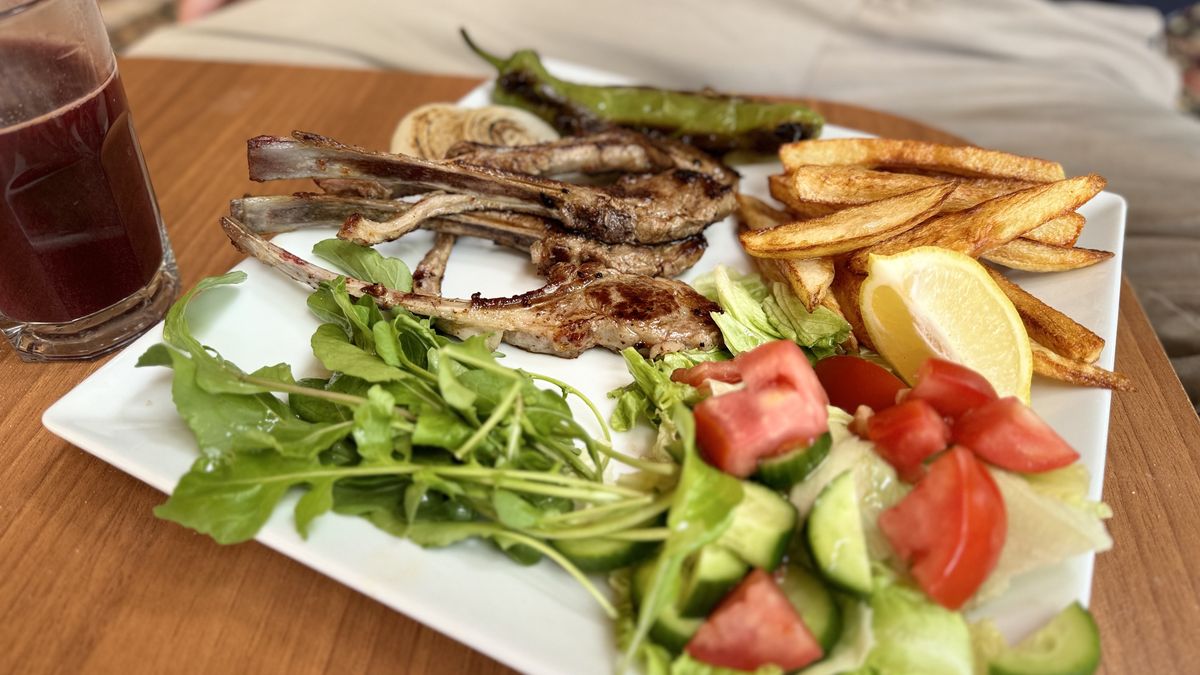 Gegrillter Teller mit Salat