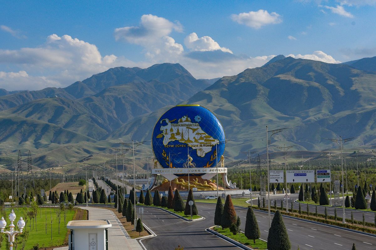Erdkugel-Monument in Aschgabat, Turkmenistan