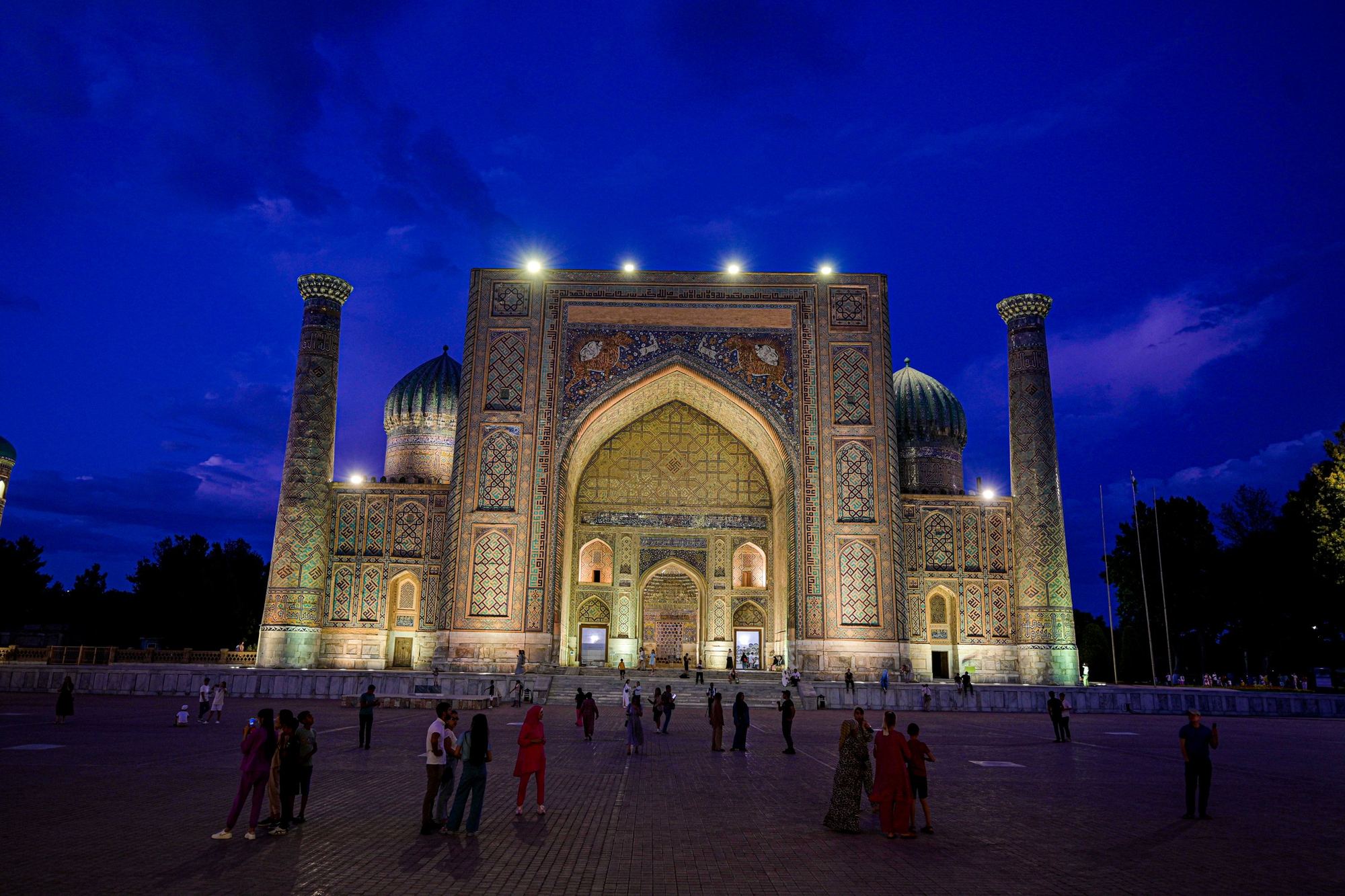 Registan-Platz in Samarkand in der Abenddämmerung