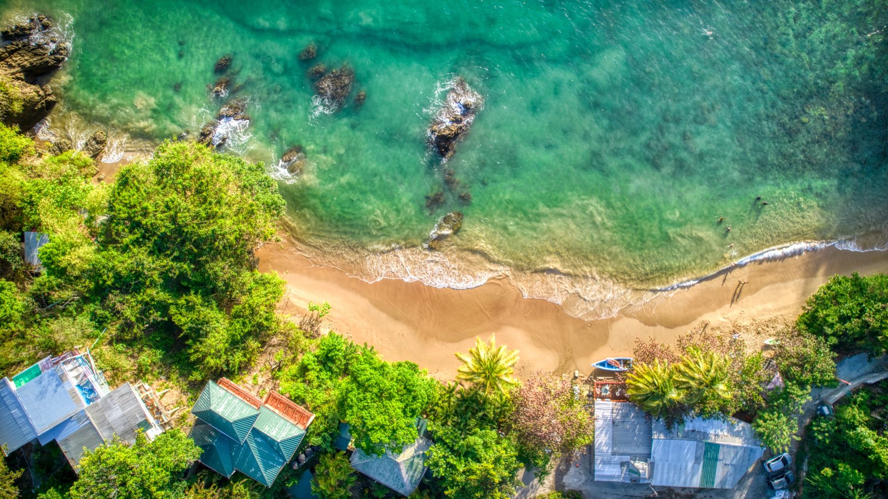 Luftaufnahme der Castara-Bucht auf Tobago