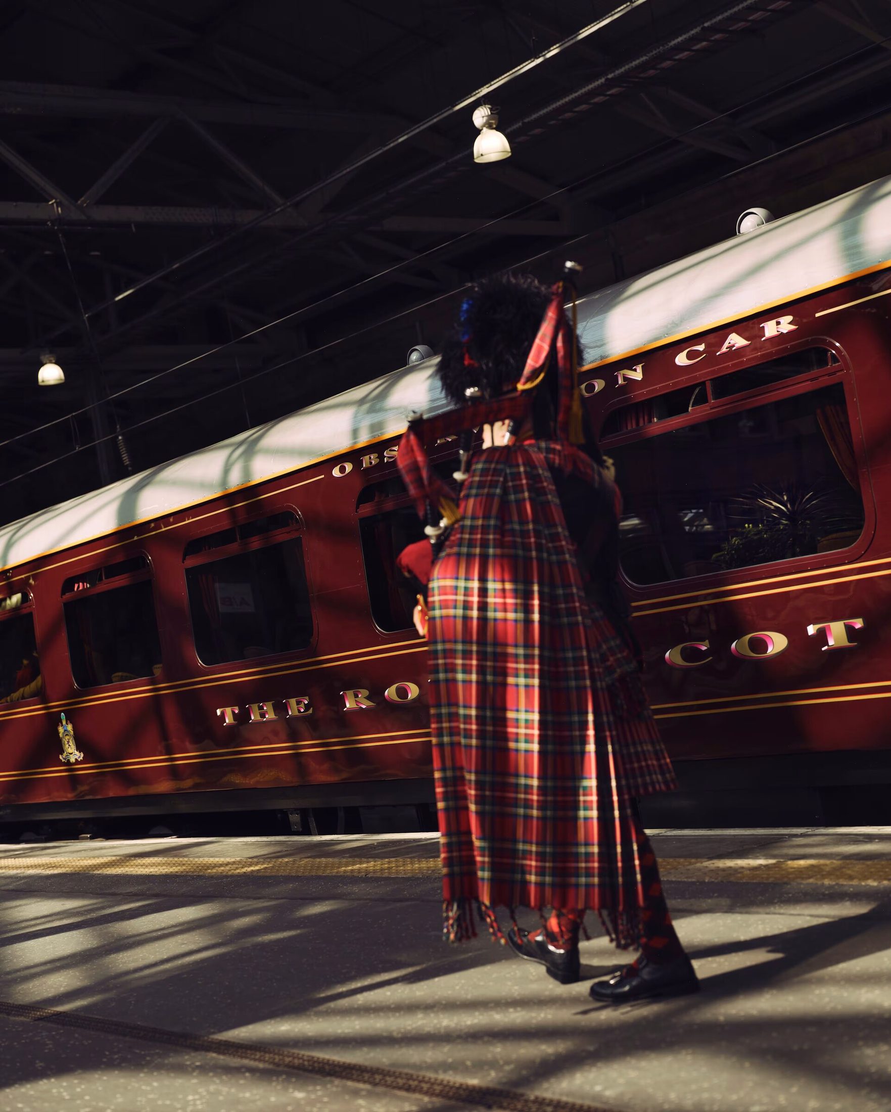 Piper und der Royal Scotsman auf dem Bahnsteig