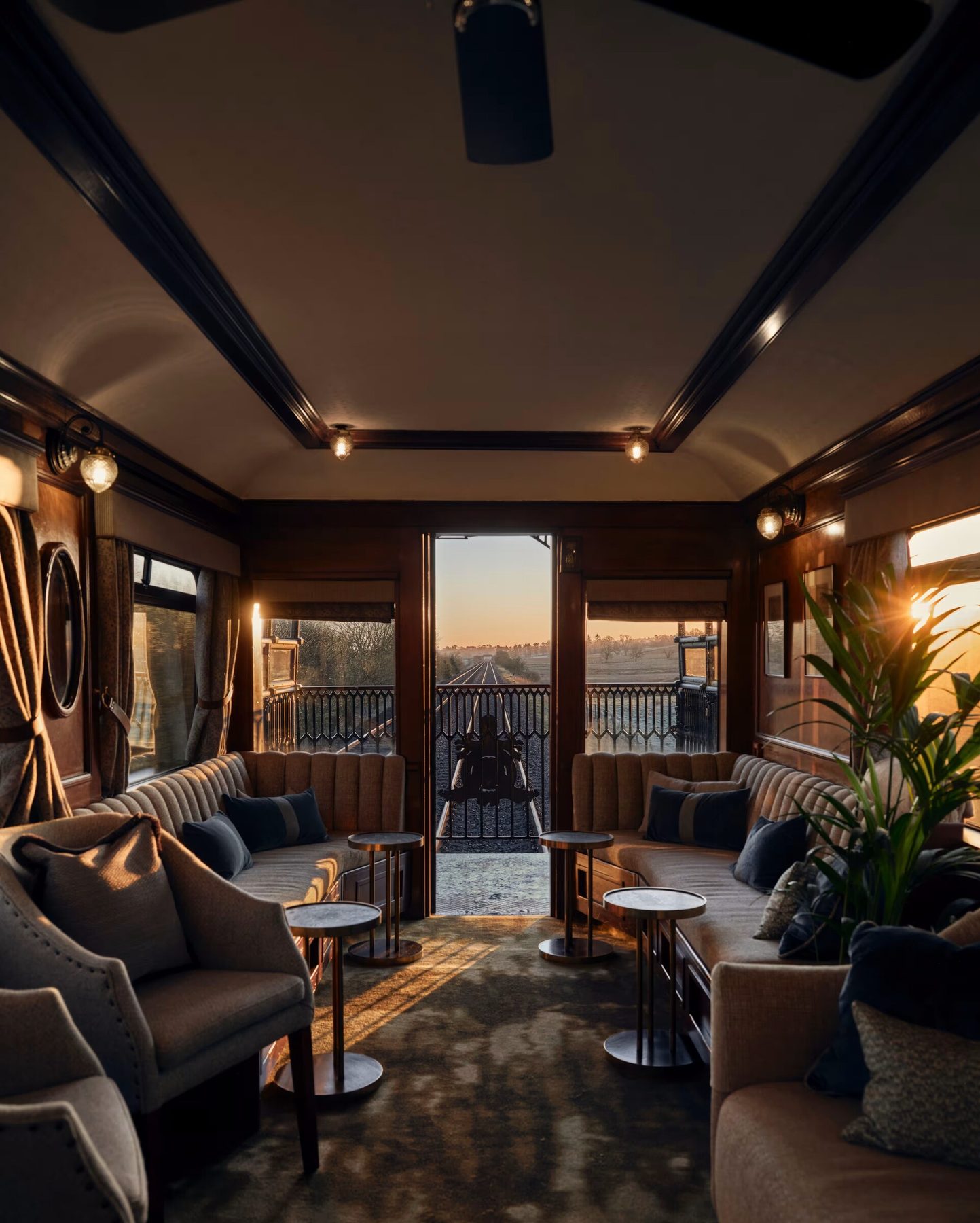 Aussichtswagen des Royal Scotsman bei Sonnenuntergang