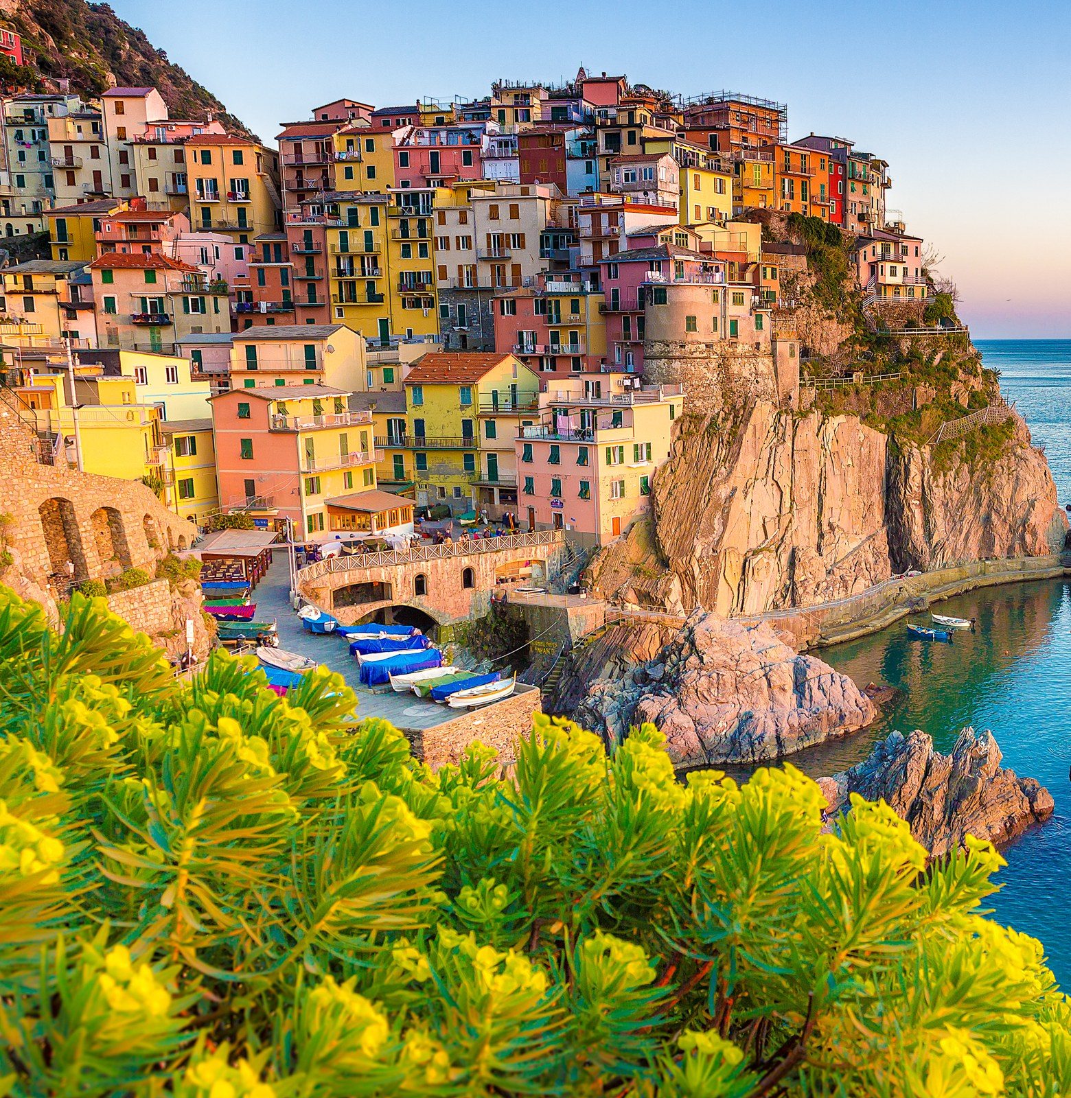 Bunte Häuser eines Küstenortes der italienischen Riviera, Ausflugsziel ab Livorno