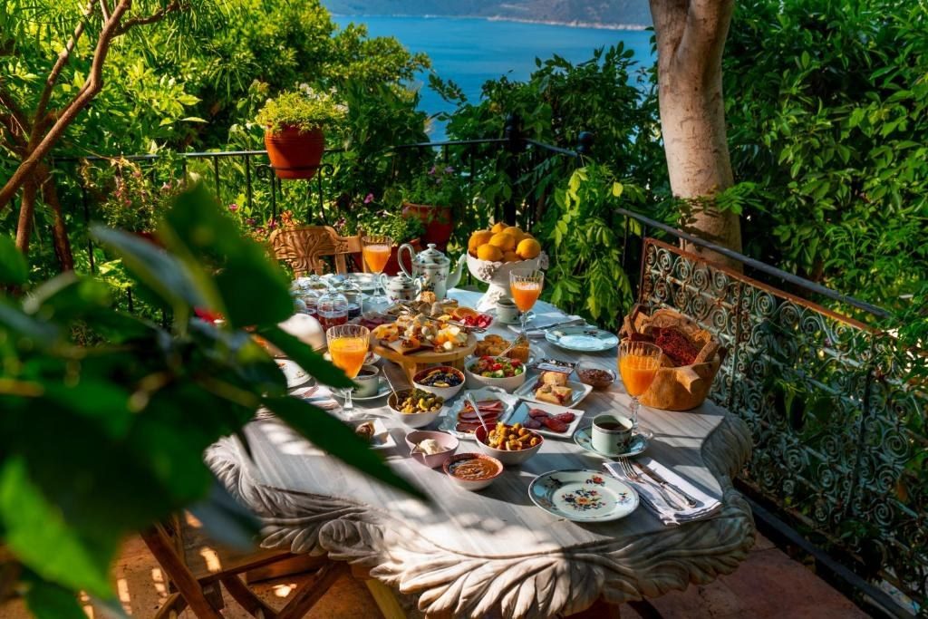 Frühstückstisch mit Meerblick, mediterrane Lebensart an der Küste